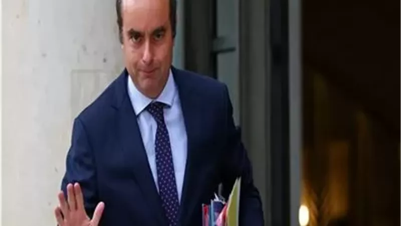 الحكومة الفرنسية تنجو من اقتراعين لحجب الثقة في البرلمان