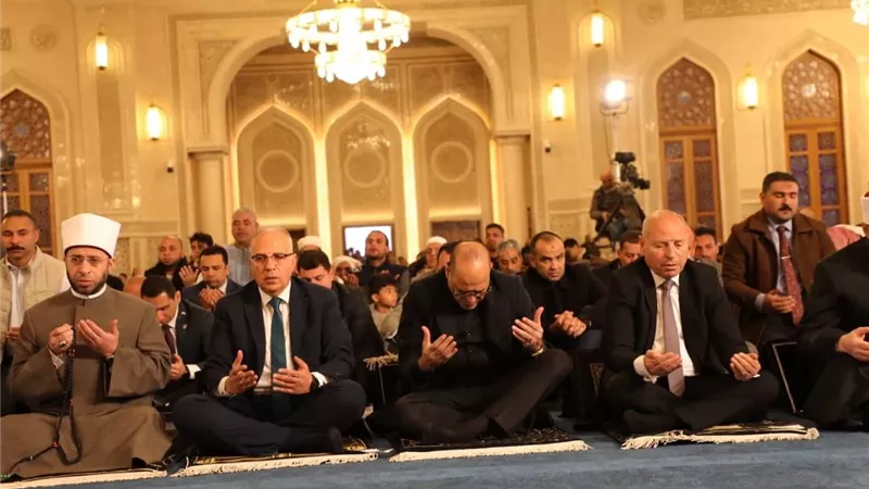 محافظ القاهرة يؤدى صلاة الجمعة بمسجد العزيز الحكيم بالمقطم
