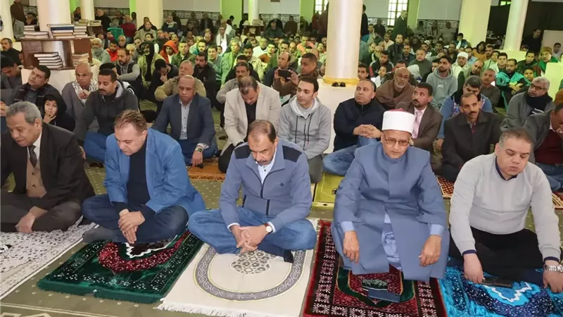 محافظ سوهاج يؤدي صلاة الجمعة بمسجد الشرطة ويلتقي الأهالي