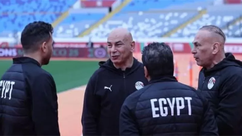 حسام حسن وجهازه الفني يتفقدون ملعب مباراة مصر ونيجيريا