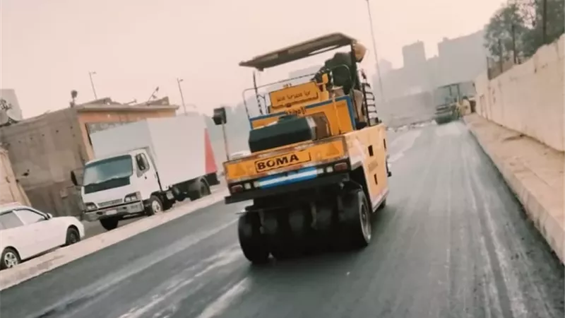 محافظ الجيزة يتابع توسعة وازدواج ورصف طريق الحفرية بطول 2 كم