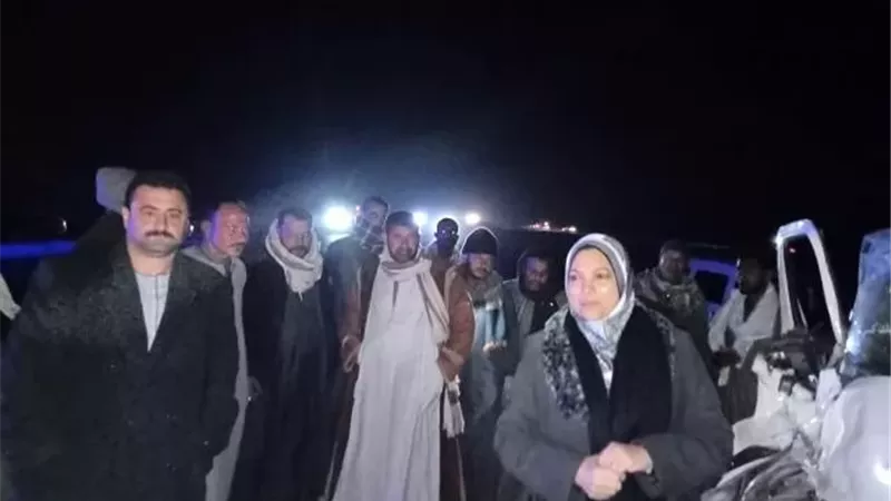إصابة 11 شخص في حادث تصادم سيارتين بالطريق الصحراوي بالمنيا