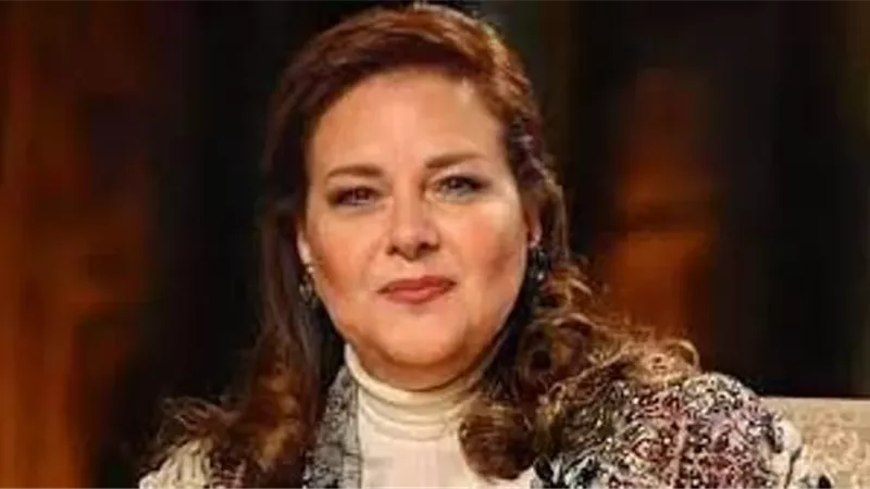 فى ذكرى ميلادها.. شاهد صورة دلال عبد العزيز وهى طفلة مع والدتها