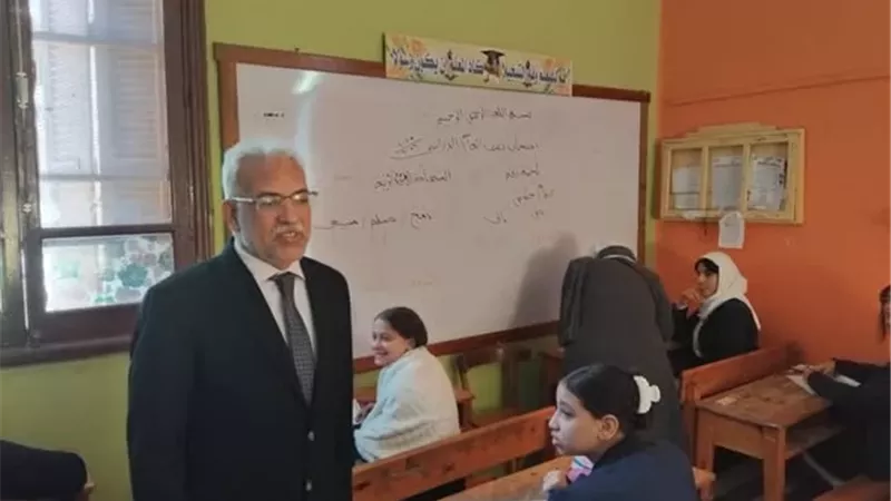 مدير تعليم الإسماعيلية يتفقد امتحانات الشهادة الإعدادية..صور