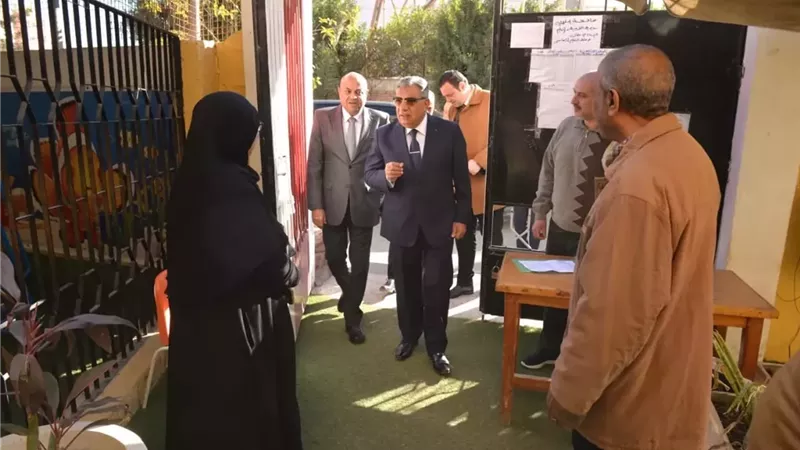 محافظ الدقهلية يتابع سير امتحانات الإعدادية في 590 لجنة