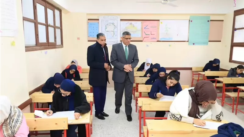 محافظ الجيزة يتفقد سير امتحانات الشهادة الإعدادية بمدارس الهرم