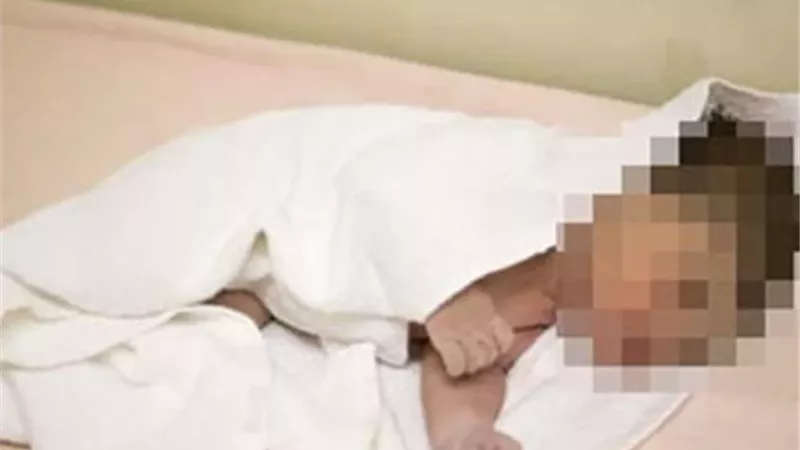 أنهت حياة أبنتها الرضيعة بوضعها داخل الدولاب
