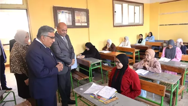 محافظ الدقهلية يتفقد لجان امتحانات الإعدادية بمركز طلخا