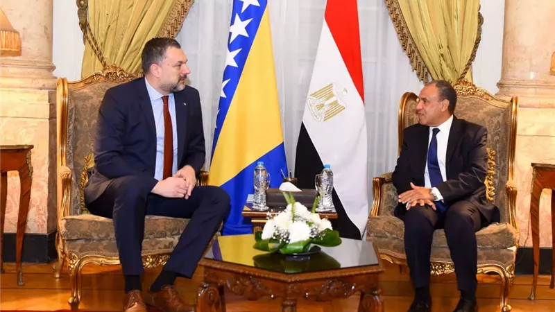 وزير الخارجية يؤكد لنظيره البوسني ضرورة تعزيز العلاقات الاقتصادية