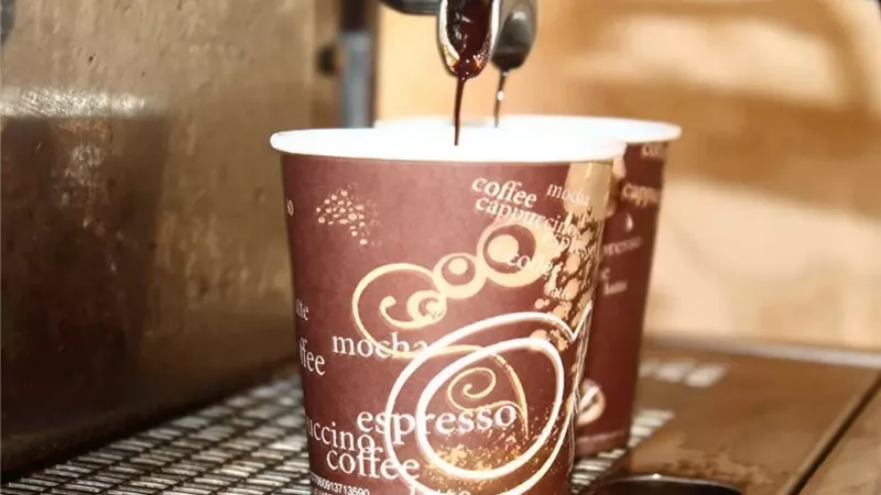 دراسة تحذر من خطر شرب القهوة في أكواب البلاستيك
