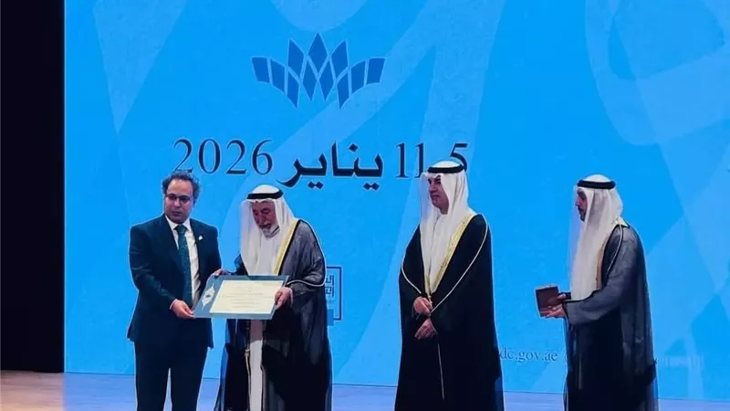 تكريم عميد دار العلوم القاهرة بمهرجان الشارقة للشعر العربي