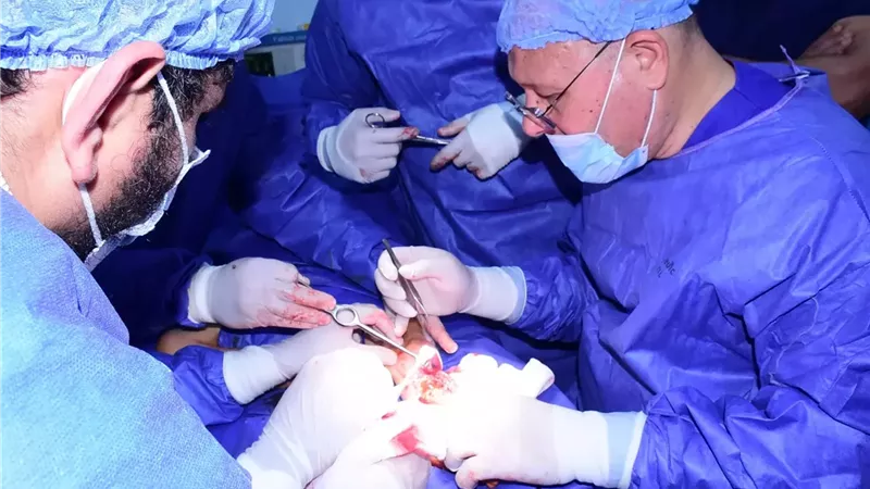 إنجاز جراحي متقدم لفريق طبي يقودة رئيس جامعة سوهاج