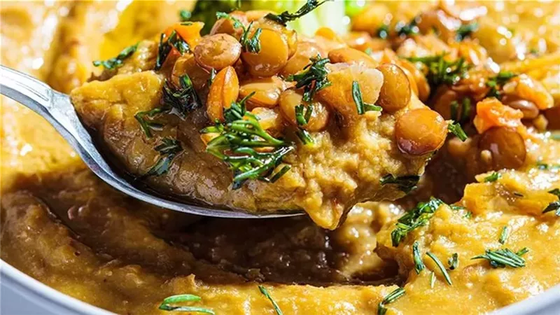 فتة العدس بالعيش المحمص بدون زيت