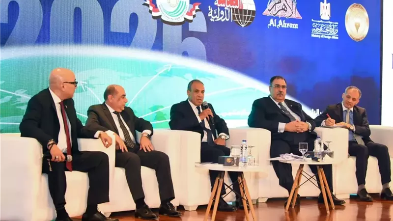 وزير الخارجية يشدد على مواقف مصر الثابتة تجاه القضايا الإقليمية