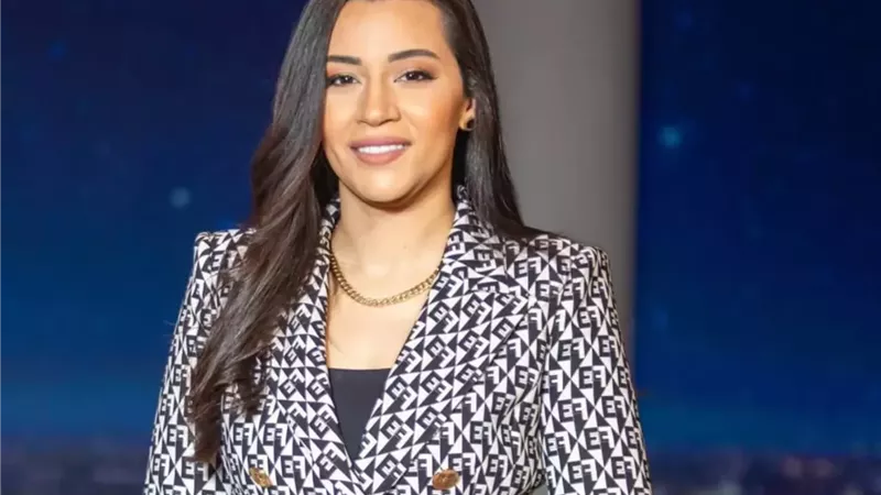 المخرجة بتول عرفة تصل الرياض لحضور Joy Awards