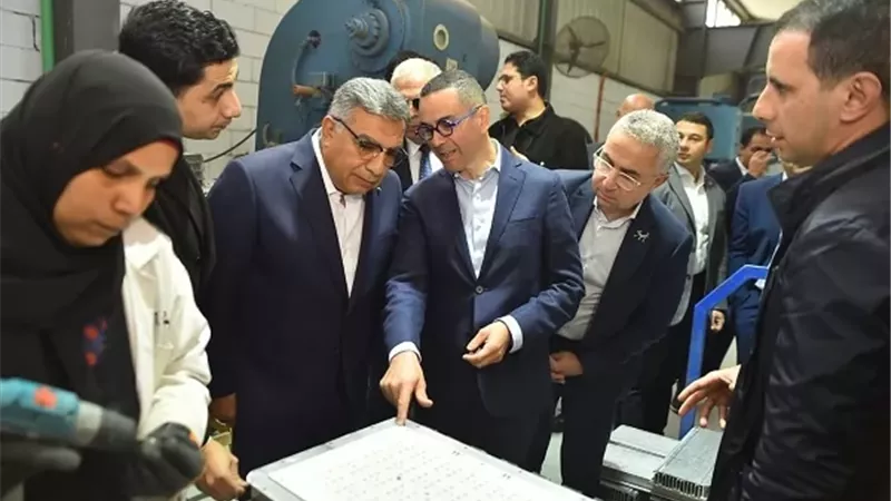 وزير الاستثمار يتفقد عدد من المصانع العاملة بالمنطقة الاستثمارية