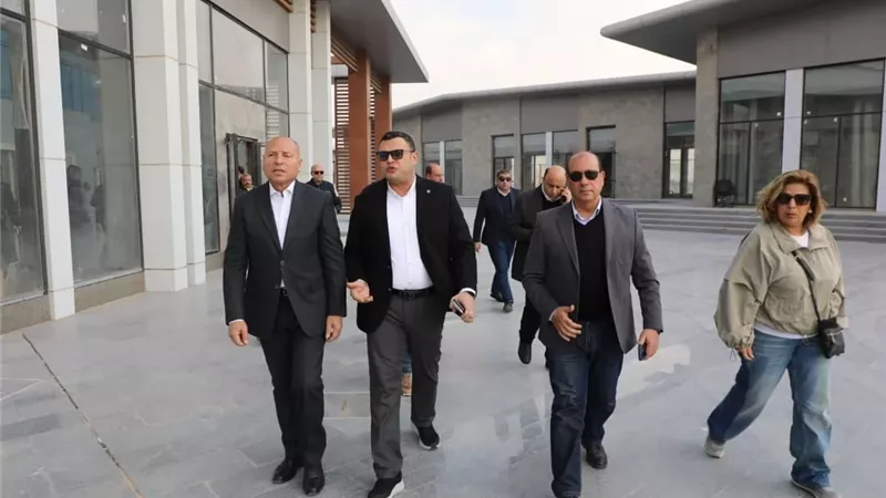 محافظ القاهرة ووزير الإسكان يتفقدان مشروع حدائق 