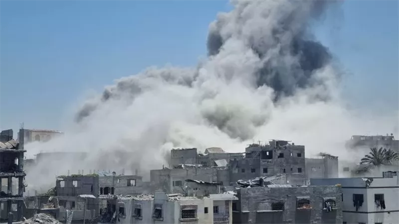 الاحتلال ينسف مبان سكنية في مناطق متفرقة بقطاع غزة