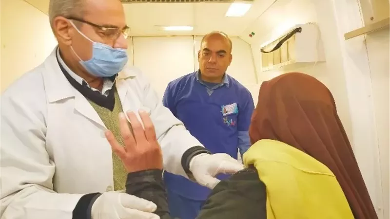 علاج 2118 مواطنا بقافلة طبية بقرية بالشرقية