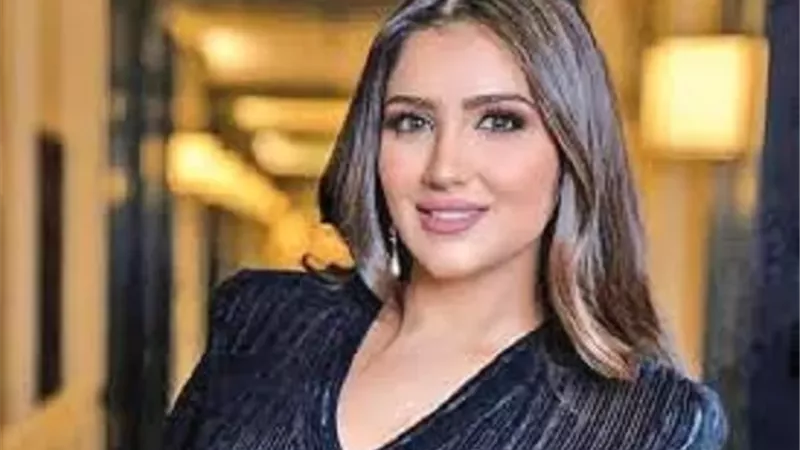 مي عمرتعيش طفولة معقدة فى 