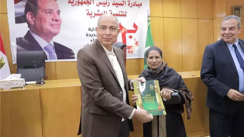 كدواني يوجه بتركيب أعمدة إنارة لتوصيل الكهرباء لمنزل سيدة بملوي