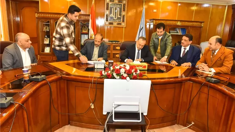 محافظ أسيوط يوقع بروتوكولًا مع الأهلي ومصرلاستغلال أرض مصنع الغزل