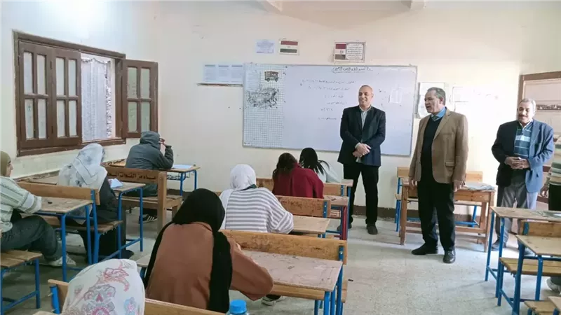 مدير تعليم أسيوط يتفقد لجان امتحانات الشهادة الإعدادية بابو تيج
