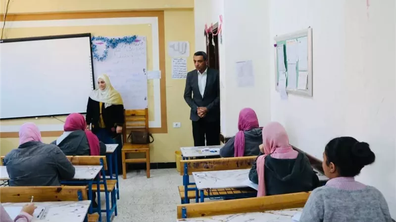 محافظ السويس يتفقد امتحانات نصف العام للشهادة الاعدادية بالمدارس