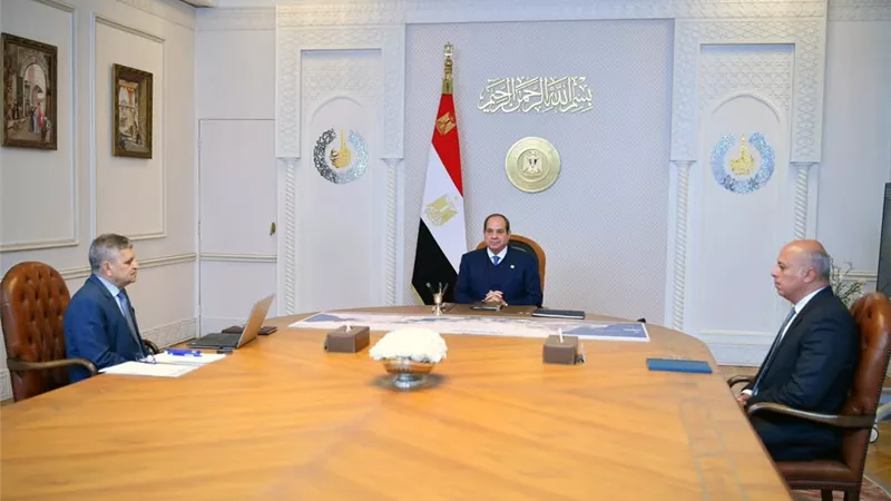 الرئيس السيسي يوجه بمواصلة تنفيذ استراتيجية تطوير قناة السويس ومجراها الملاحي