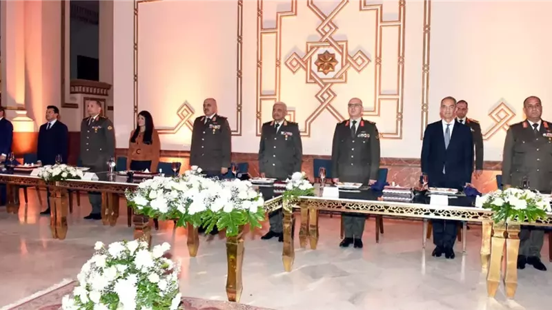 وزير الدفاع يشهد حفل تخرج دورة التمثيل الدبلوماسى العسكرى المصرى بالخارج