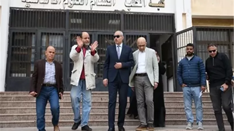 رئيس جامعة القناة يتفقد كلية الطب لمتابعة تطوير مبنى المعامل