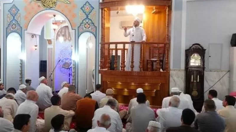هل يجوز أن أنهى مُصليًا عَن الكلام أثناء الخُطبة؟