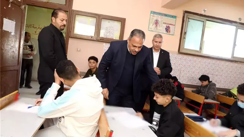 محافظ الشرقية يتفقد لجان امتحانات الشهادة الإعدادية