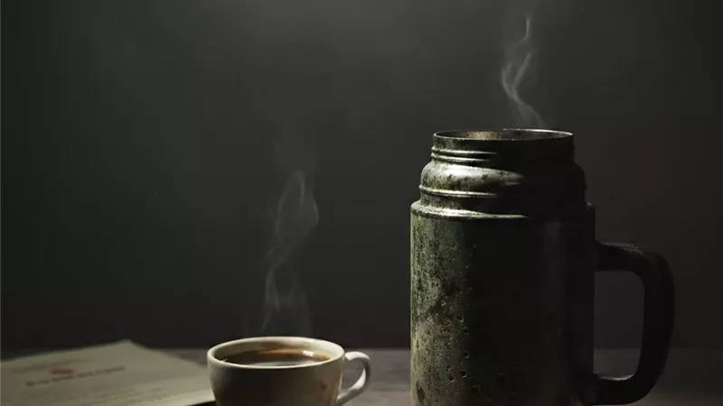 وفاة رجل بعد 20 عامًا من استخدام كوب حراري ملوث بالرصاص