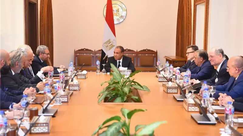 وزير الخارجية يستقبل وفدًا من رجال الأعمال الكنديين