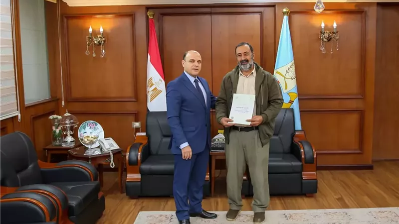 محافظ كفرالشيخ يُسلّم 6 عقود تقنين أراضي أملاك دولة للمستفيدين