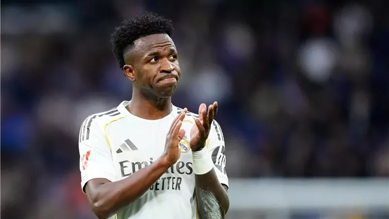 موقف إدارة ريال مدريد تجاه فينيسيوس بعد انقلاب الجماهير