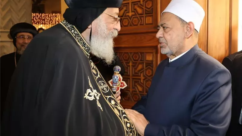 شيخ الأزهر يجري اتصالا بقداسة البابا تواضروس للاطمئنان علي صحته