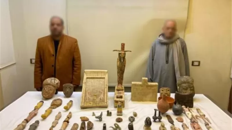 تعود لعصر الدولة المصرية القديمة .. ضبط 53 قطعة أثرية بحوزة شخصين