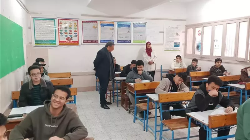 وكيل تعليم قنا يشدد على منع اصطحاب الهواتف المحمولة
