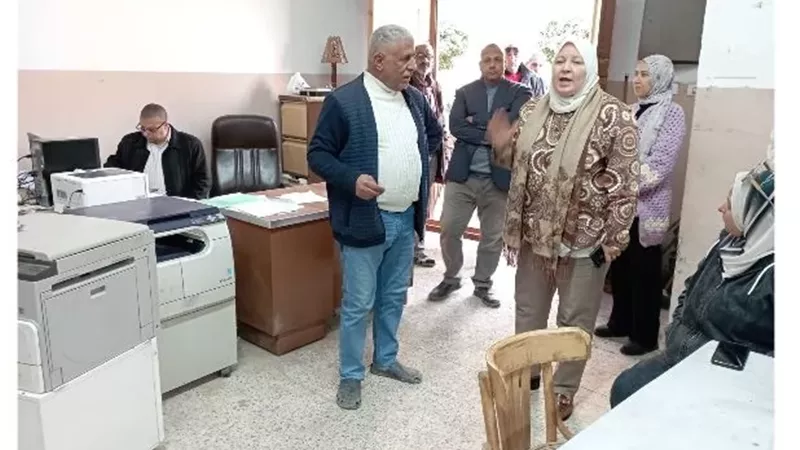 مدير تعليم بني سويف تتابع أعمال تقدير درجات الشهادة الإعدادية
