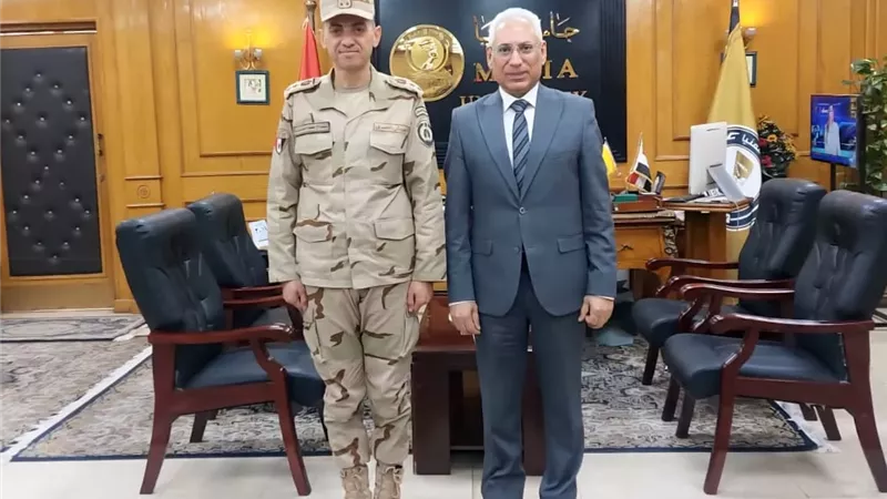 رئيس جامعة المنيا يستقبل مدير التربية العسكرية الجديد