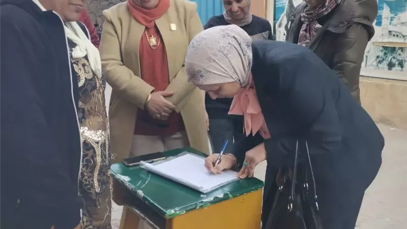 مدير تعليم القاهرة تتابع أعمال تصحيح امتحانات الشهادة الإعدادية