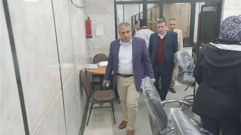 رئيس مدينة الزقازيق يتفقد انتظام العمل داخل المركز التكنولوجي