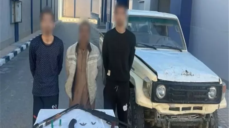 ضبط المتهمين بسرقة سيارة ميكروباص بالإكراه تحت تهديد الأسلحة بمطروح