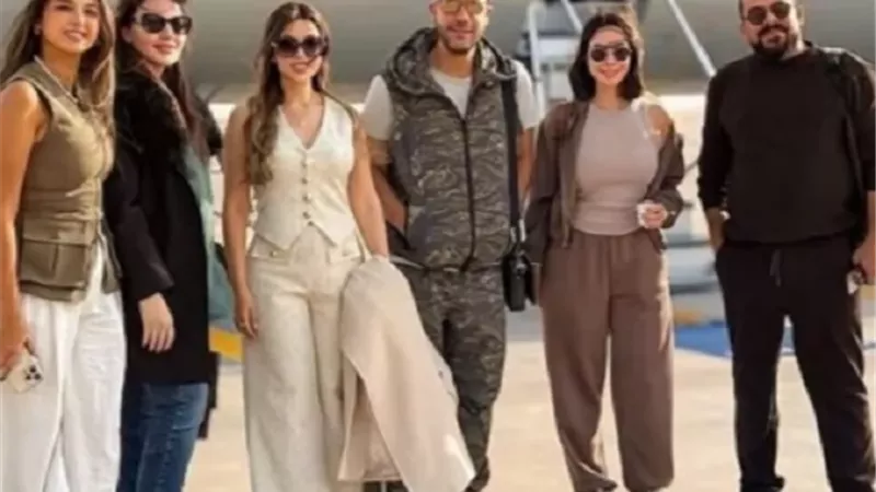 محمد إمام يشارك جمهوره بصور مع فريق مسلسل 