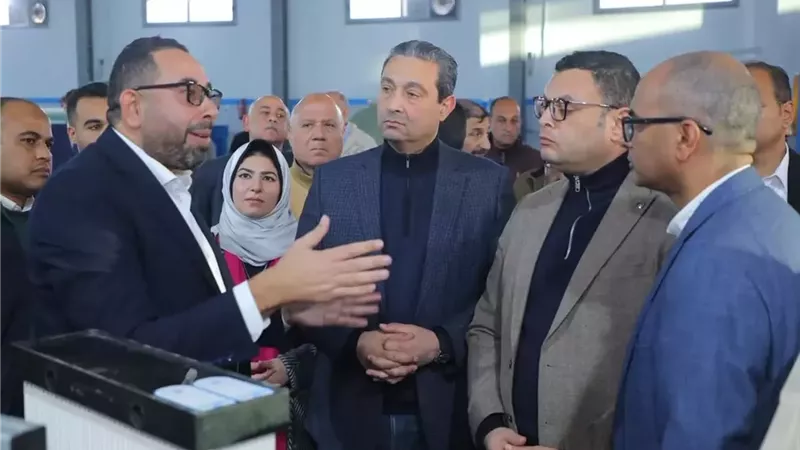 وزير الإسكان ومحافظ دمياط يتفقدان مصنعاً لأنظمة تحلية مياه البحر