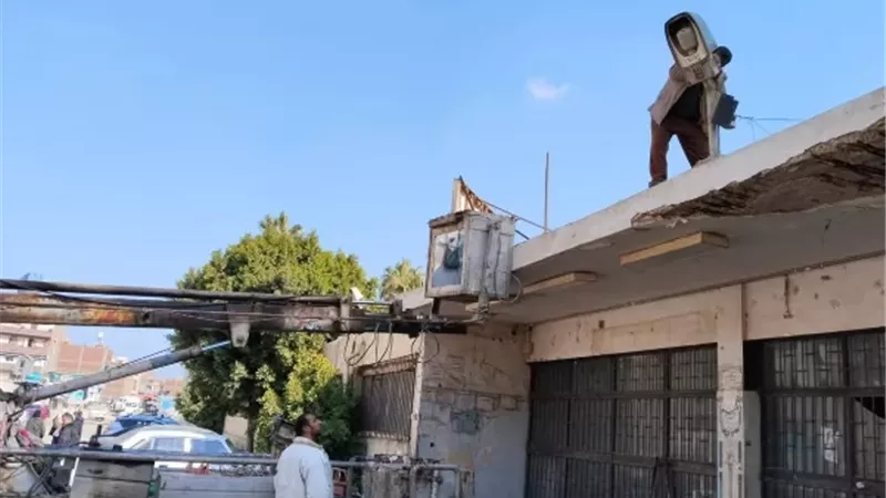 صيانة أعمدة وكشافات الانارة بمستشفى الاحرار ومقلب الغار