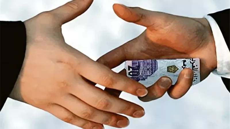 الإفتاء توضح حكم دفع الرشوة لقضاء المصالح