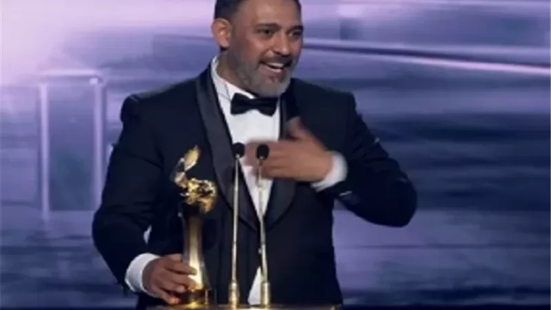 فوزعمرو مصطفى بجائزة صناع الترفيه الفخرية بحفل Joy Awards